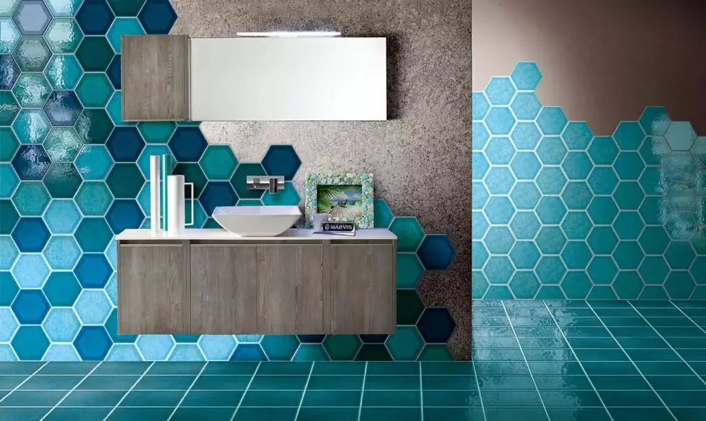 Tile mozaik za kopalnico (125 fotografij): Oblika prostora z mozaičnimi ploščicami na tleh, samolepilne ploščice v notranjosti, keramične in plastične, steklene ploščice in druge možnosti 21358_111