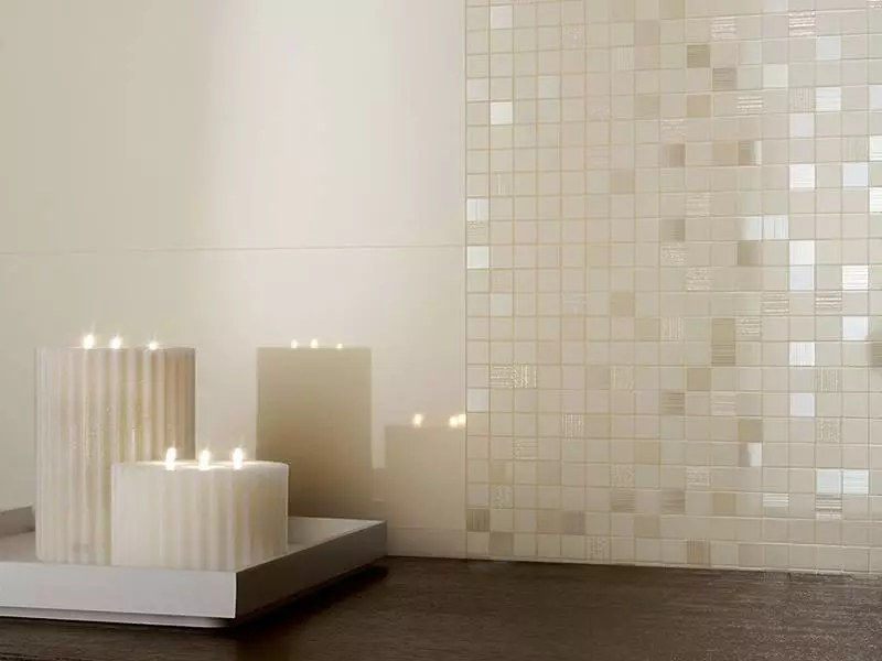 Tile mozaik za kopalnico (125 fotografij): Oblika prostora z mozaičnimi ploščicami na tleh, samolepilne ploščice v notranjosti, keramične in plastične, steklene ploščice in druge možnosti 21358_115
