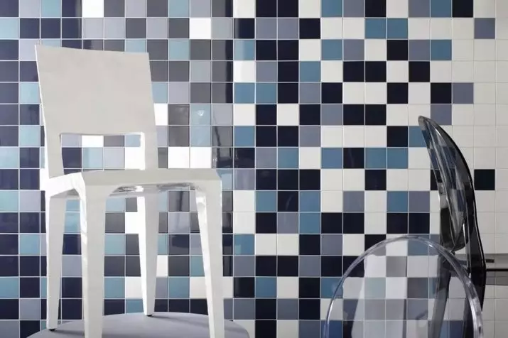 Tile mozaik za kopalnico (125 fotografij): Oblika prostora z mozaičnimi ploščicami na tleh, samolepilne ploščice v notranjosti, keramične in plastične, steklene ploščice in druge možnosti 21358_119