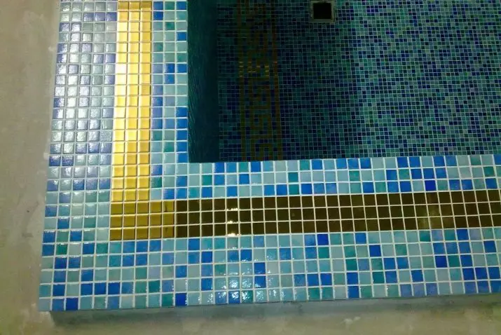Tile mozaik za kopalnico (125 fotografij): Oblika prostora z mozaičnimi ploščicami na tleh, samolepilne ploščice v notranjosti, keramične in plastične, steklene ploščice in druge možnosti 21358_120