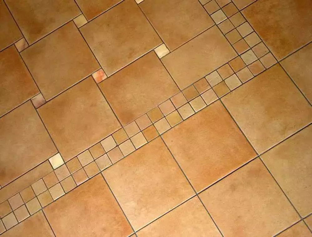Tile mozaik za kopalnico (125 fotografij): Oblika prostora z mozaičnimi ploščicami na tleh, samolepilne ploščice v notranjosti, keramične in plastične, steklene ploščice in druge možnosti 21358_121