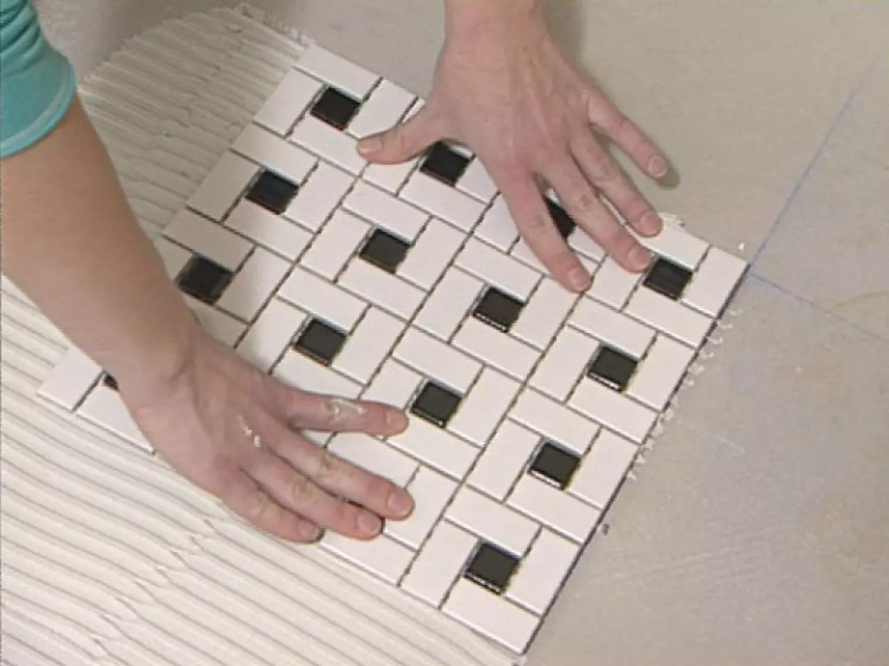 Tile mozaik za kopalnico (125 fotografij): Oblika prostora z mozaičnimi ploščicami na tleh, samolepilne ploščice v notranjosti, keramične in plastične, steklene ploščice in druge možnosti 21358_122