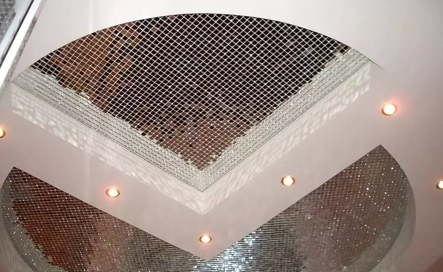 Tile mozaik za kopalnico (125 fotografij): Oblika prostora z mozaičnimi ploščicami na tleh, samolepilne ploščice v notranjosti, keramične in plastične, steklene ploščice in druge možnosti 21358_13