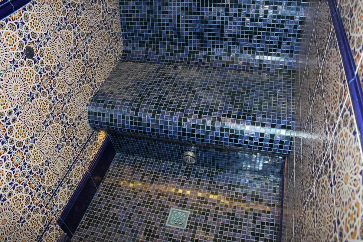 Tile mozaik za kopalnico (125 fotografij): Oblika prostora z mozaičnimi ploščicami na tleh, samolepilne ploščice v notranjosti, keramične in plastične, steklene ploščice in druge možnosti 21358_14