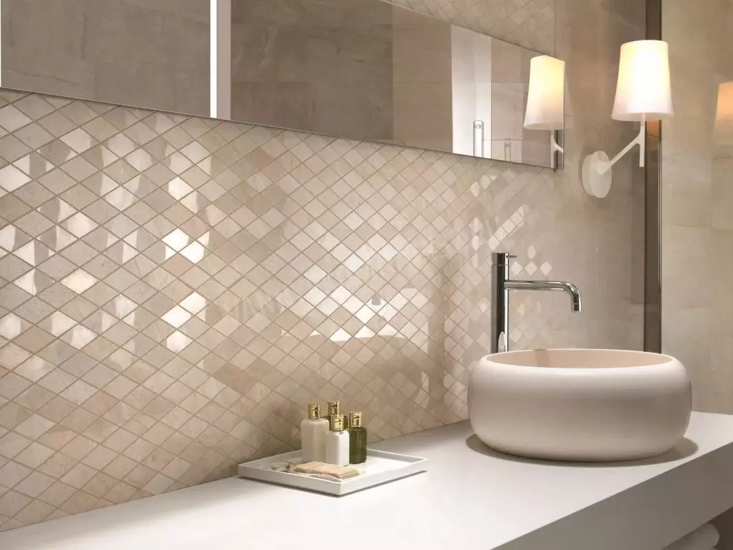Tile mozaik za kopalnico (125 fotografij): Oblika prostora z mozaičnimi ploščicami na tleh, samolepilne ploščice v notranjosti, keramične in plastične, steklene ploščice in druge možnosti 21358_18