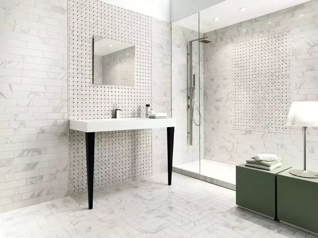 Tile mozaik za kopalnico (125 fotografij): Oblika prostora z mozaičnimi ploščicami na tleh, samolepilne ploščice v notranjosti, keramične in plastične, steklene ploščice in druge možnosti 21358_19