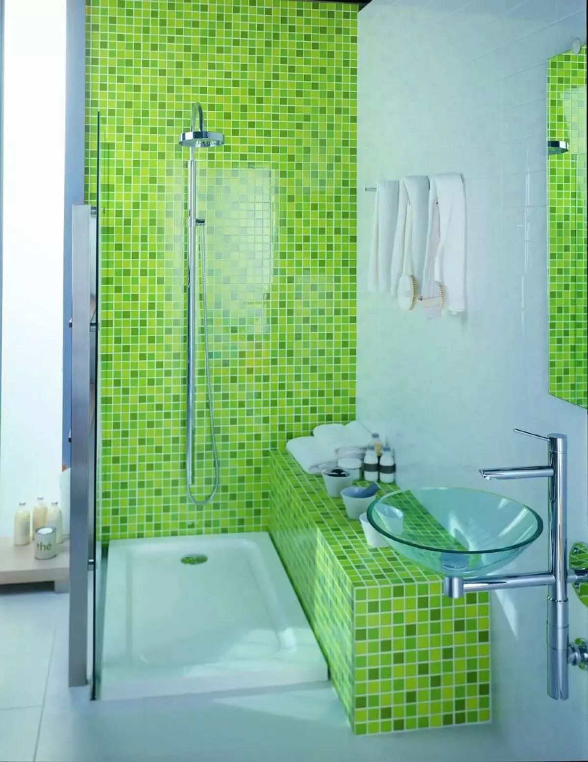 Tile mozaik za kopalnico (125 fotografij): Oblika prostora z mozaičnimi ploščicami na tleh, samolepilne ploščice v notranjosti, keramične in plastične, steklene ploščice in druge možnosti 21358_2