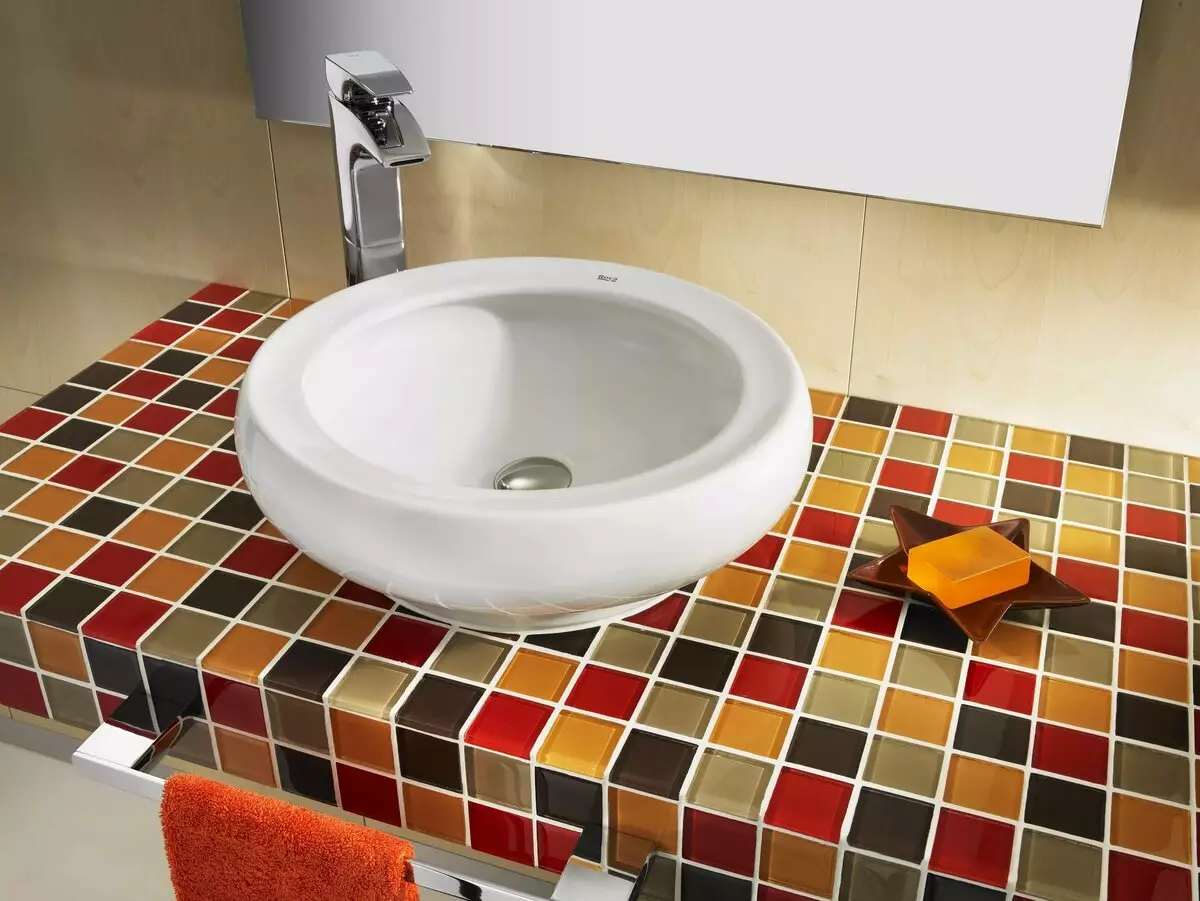 Tile mozaik za kopalnico (125 fotografij): Oblika prostora z mozaičnimi ploščicami na tleh, samolepilne ploščice v notranjosti, keramične in plastične, steklene ploščice in druge možnosti 21358_27
