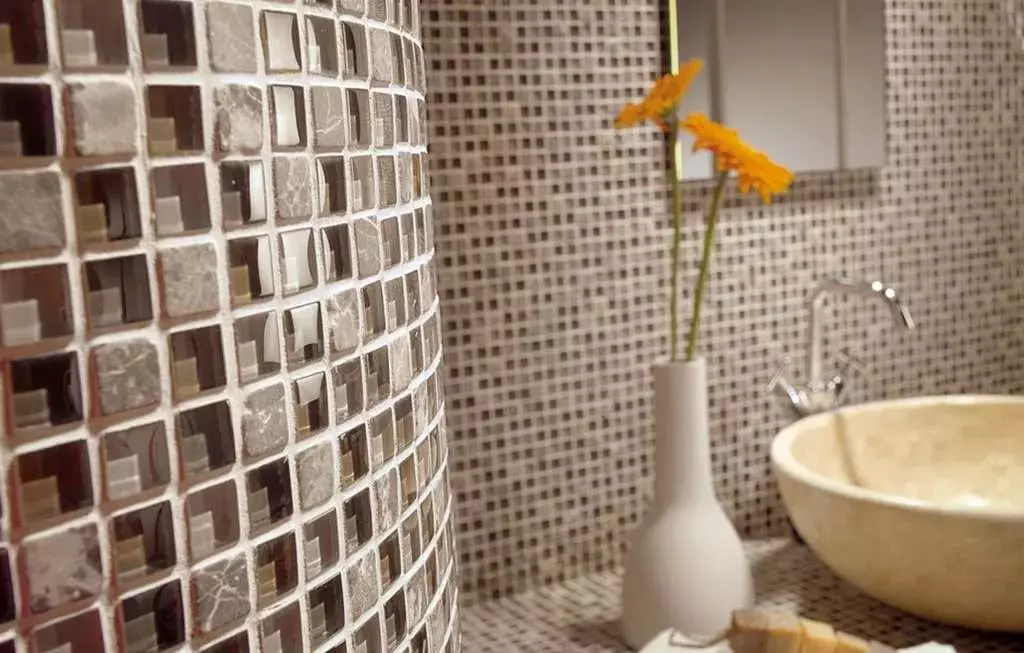 Tile mozaik za kopalnico (125 fotografij): Oblika prostora z mozaičnimi ploščicami na tleh, samolepilne ploščice v notranjosti, keramične in plastične, steklene ploščice in druge možnosti 21358_29