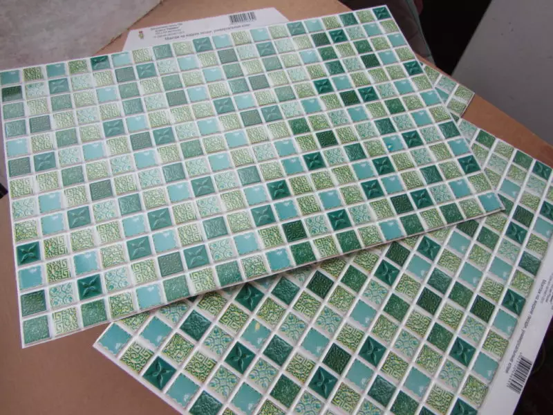 Tile mozaik za kopalnico (125 fotografij): Oblika prostora z mozaičnimi ploščicami na tleh, samolepilne ploščice v notranjosti, keramične in plastične, steklene ploščice in druge možnosti 21358_30