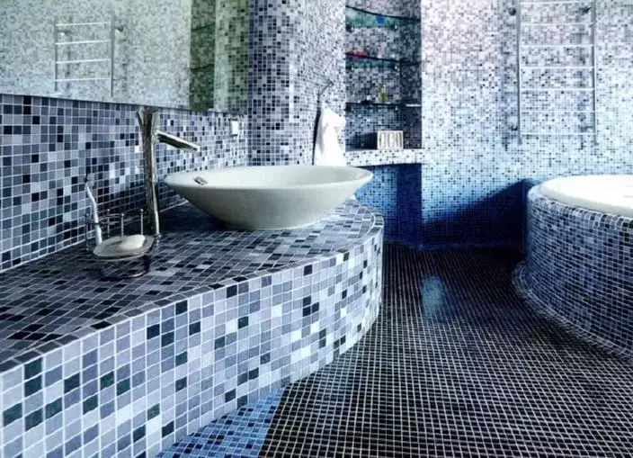 Tile mozaik za kopalnico (125 fotografij): Oblika prostora z mozaičnimi ploščicami na tleh, samolepilne ploščice v notranjosti, keramične in plastične, steklene ploščice in druge možnosti 21358_35