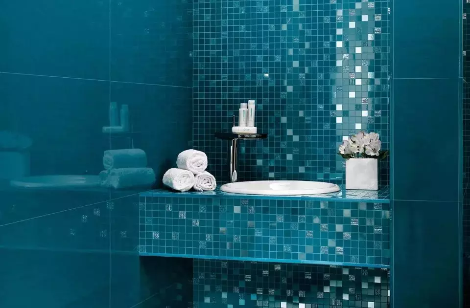 Tile mozaik za kopalnico (125 fotografij): Oblika prostora z mozaičnimi ploščicami na tleh, samolepilne ploščice v notranjosti, keramične in plastične, steklene ploščice in druge možnosti 21358_37