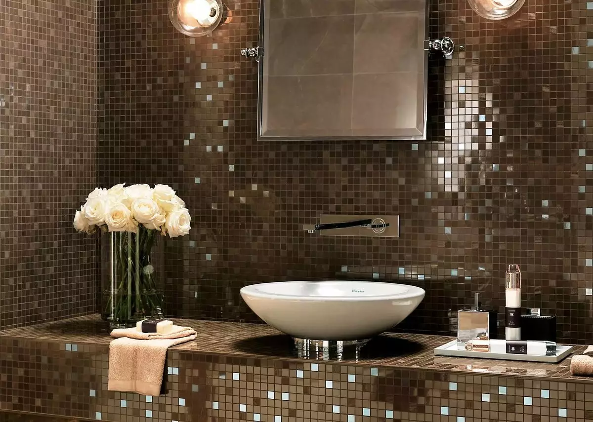 Tile mozaik za kopalnico (125 fotografij): Oblika prostora z mozaičnimi ploščicami na tleh, samolepilne ploščice v notranjosti, keramične in plastične, steklene ploščice in druge možnosti 21358_4