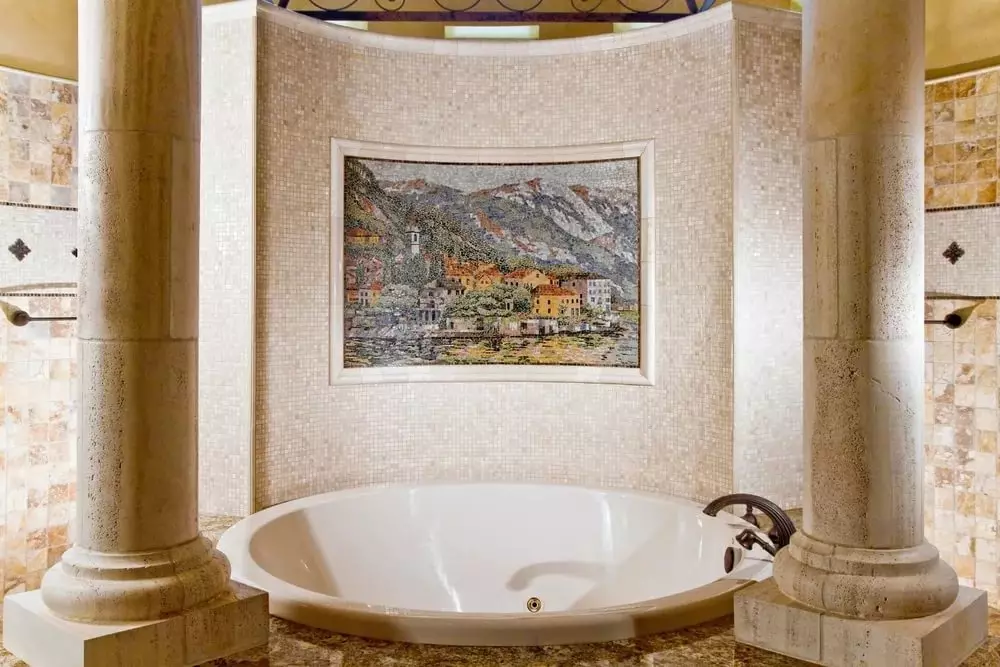Tile mozaik za kopalnico (125 fotografij): Oblika prostora z mozaičnimi ploščicami na tleh, samolepilne ploščice v notranjosti, keramične in plastične, steklene ploščice in druge možnosti 21358_44