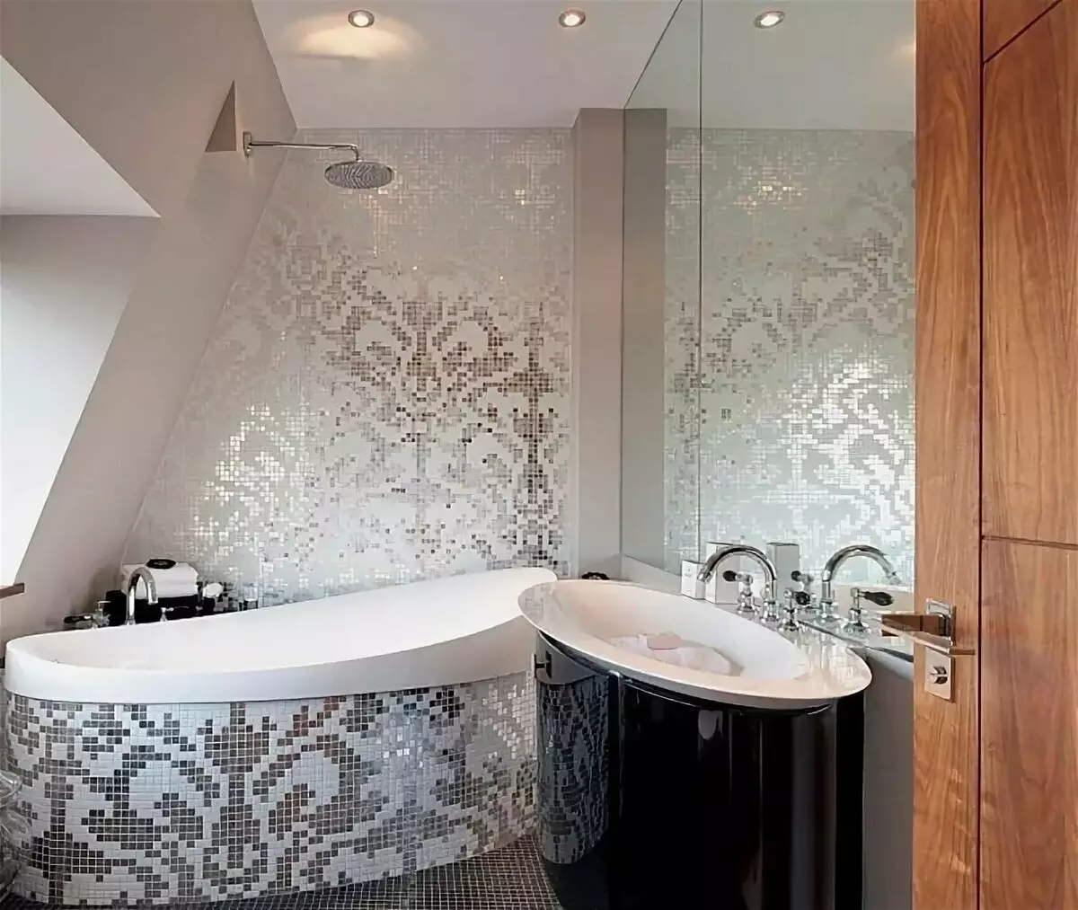 Tile mozaik za kopalnico (125 fotografij): Oblika prostora z mozaičnimi ploščicami na tleh, samolepilne ploščice v notranjosti, keramične in plastične, steklene ploščice in druge možnosti 21358_46