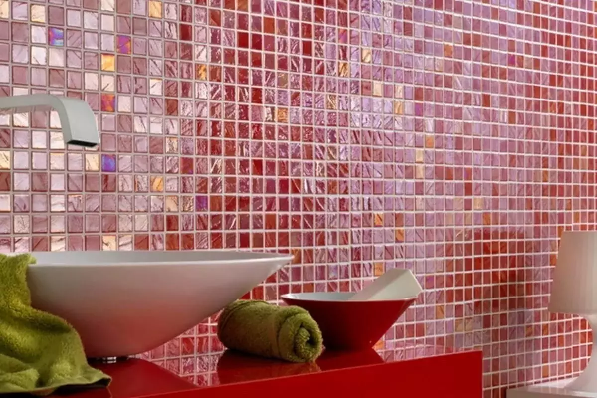 Tile mozaik za kopalnico (125 fotografij): Oblika prostora z mozaičnimi ploščicami na tleh, samolepilne ploščice v notranjosti, keramične in plastične, steklene ploščice in druge možnosti 21358_5