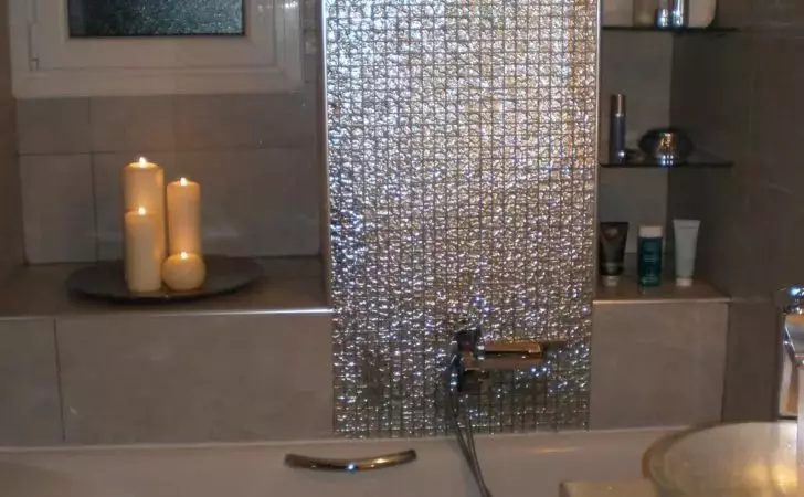 Tile mozaik za kopalnico (125 fotografij): Oblika prostora z mozaičnimi ploščicami na tleh, samolepilne ploščice v notranjosti, keramične in plastične, steklene ploščice in druge možnosti 21358_50