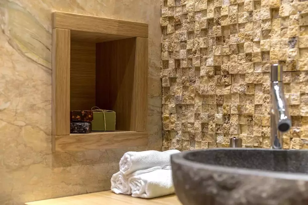 Tile mozaik za kopalnico (125 fotografij): Oblika prostora z mozaičnimi ploščicami na tleh, samolepilne ploščice v notranjosti, keramične in plastične, steklene ploščice in druge možnosti 21358_52