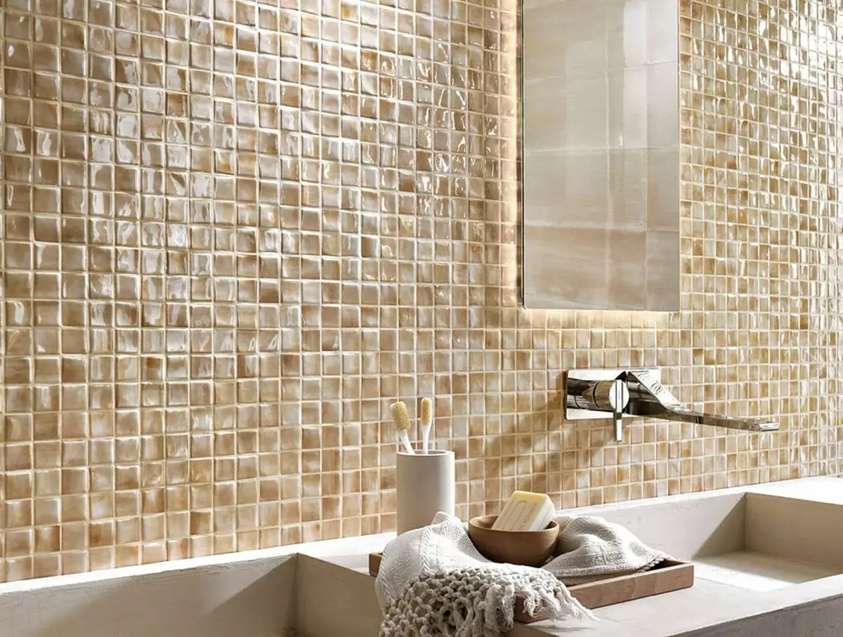 Tile mozaik za kopalnico (125 fotografij): Oblika prostora z mozaičnimi ploščicami na tleh, samolepilne ploščice v notranjosti, keramične in plastične, steklene ploščice in druge možnosti 21358_53