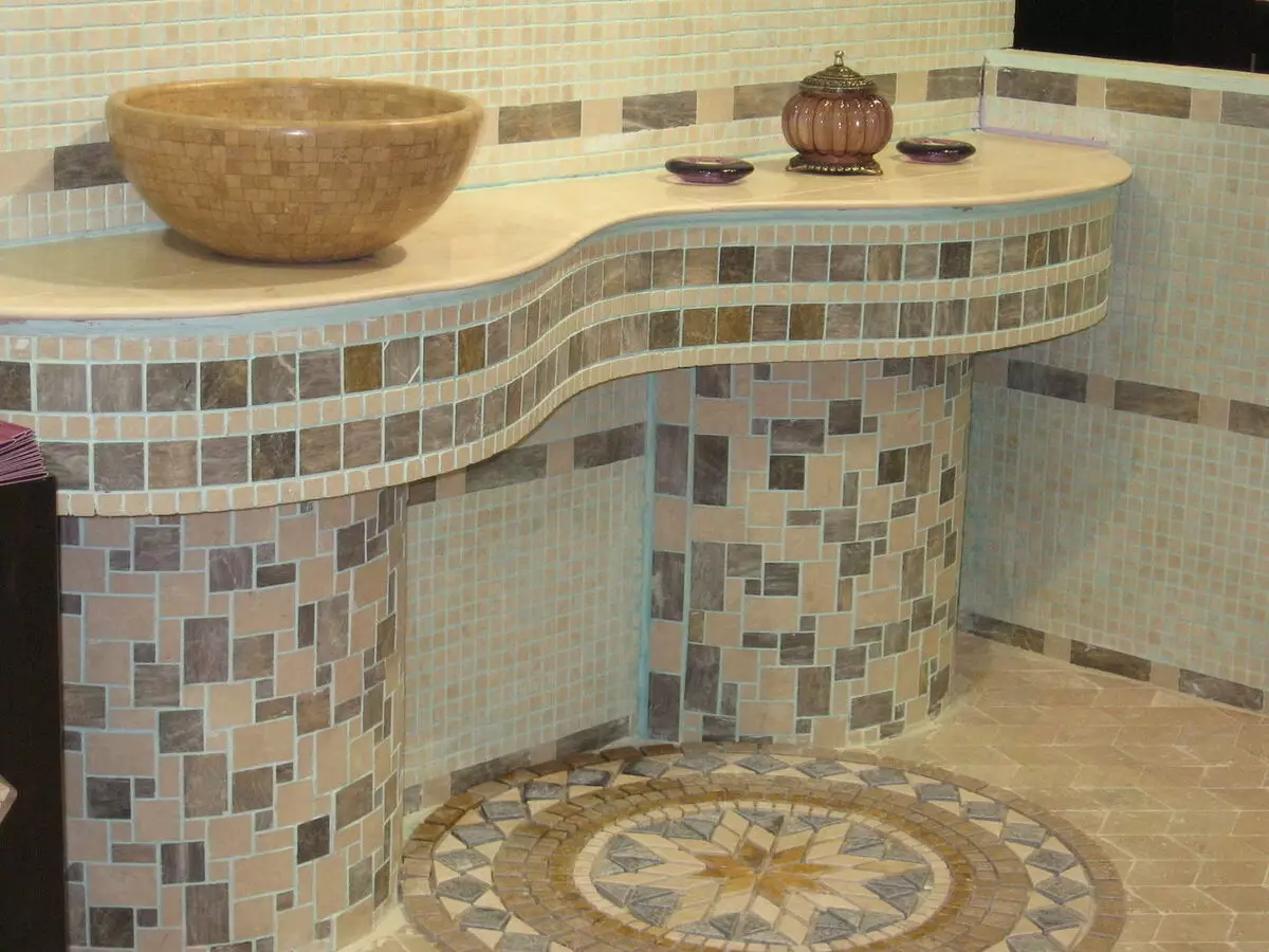 Tile mozaik za kopalnico (125 fotografij): Oblika prostora z mozaičnimi ploščicami na tleh, samolepilne ploščice v notranjosti, keramične in plastične, steklene ploščice in druge možnosti 21358_54