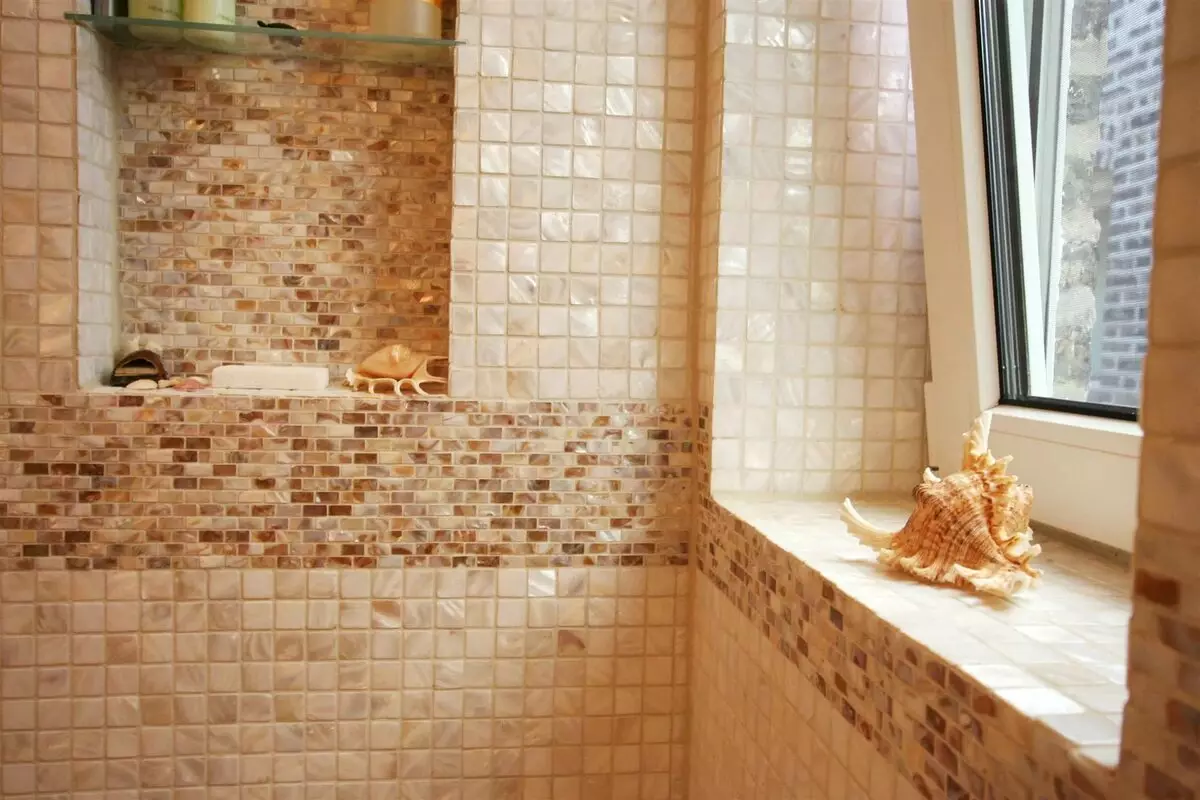 Tile mozaik za kopalnico (125 fotografij): Oblika prostora z mozaičnimi ploščicami na tleh, samolepilne ploščice v notranjosti, keramične in plastične, steklene ploščice in druge možnosti 21358_56