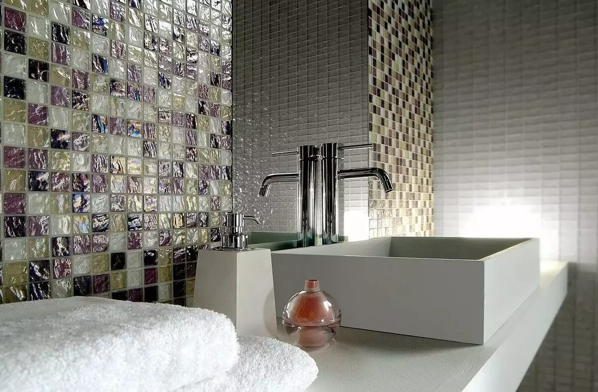 Tile mozaik za kopalnico (125 fotografij): Oblika prostora z mozaičnimi ploščicami na tleh, samolepilne ploščice v notranjosti, keramične in plastične, steklene ploščice in druge možnosti 21358_58