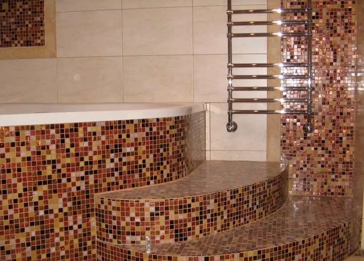 Tile mozaik za kopalnico (125 fotografij): Oblika prostora z mozaičnimi ploščicami na tleh, samolepilne ploščice v notranjosti, keramične in plastične, steklene ploščice in druge možnosti 21358_60