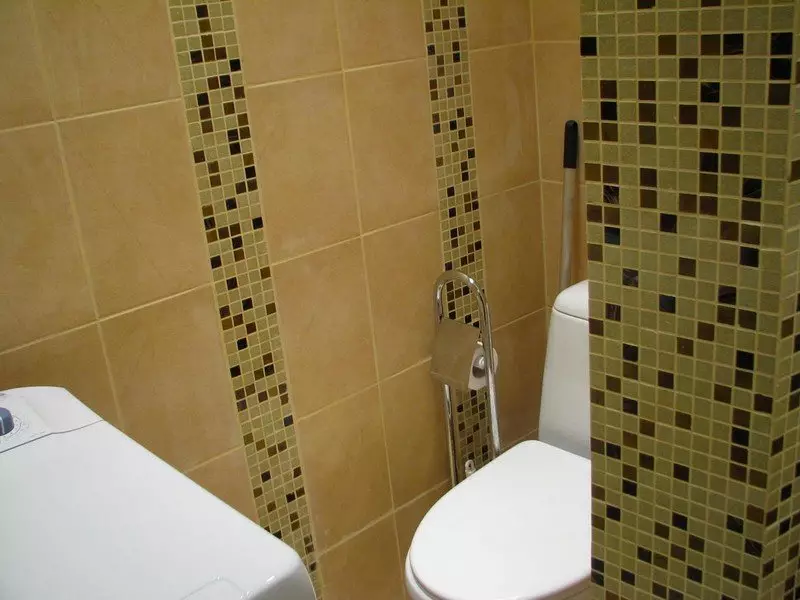 Tile mozaik za kopalnico (125 fotografij): Oblika prostora z mozaičnimi ploščicami na tleh, samolepilne ploščice v notranjosti, keramične in plastične, steklene ploščice in druge možnosti 21358_61