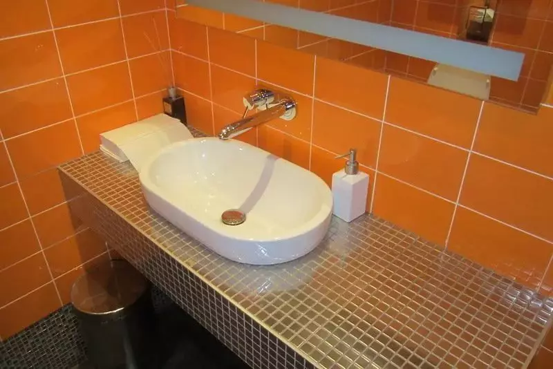Tile mozaik za kopalnico (125 fotografij): Oblika prostora z mozaičnimi ploščicami na tleh, samolepilne ploščice v notranjosti, keramične in plastične, steklene ploščice in druge možnosti 21358_62