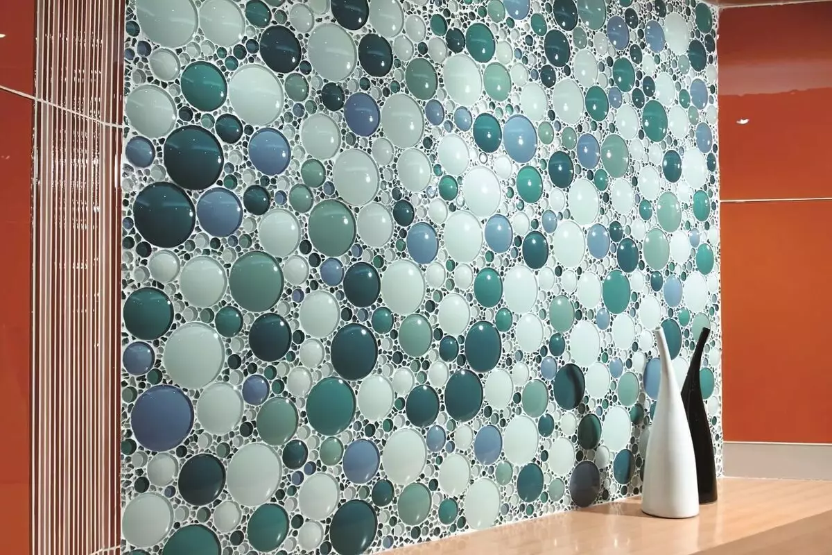 Tile mozaik za kopalnico (125 fotografij): Oblika prostora z mozaičnimi ploščicami na tleh, samolepilne ploščice v notranjosti, keramične in plastične, steklene ploščice in druge možnosti 21358_63