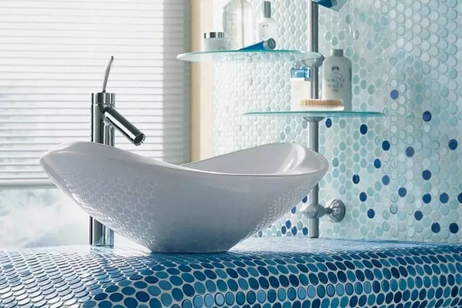 Tile mozaik za kopalnico (125 fotografij): Oblika prostora z mozaičnimi ploščicami na tleh, samolepilne ploščice v notranjosti, keramične in plastične, steklene ploščice in druge možnosti 21358_64