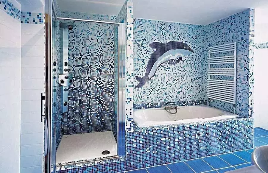 Tile mozaik za kopalnico (125 fotografij): Oblika prostora z mozaičnimi ploščicami na tleh, samolepilne ploščice v notranjosti, keramične in plastične, steklene ploščice in druge možnosti 21358_65