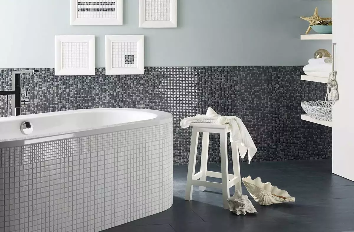 Tile mozaik za kopalnico (125 fotografij): Oblika prostora z mozaičnimi ploščicami na tleh, samolepilne ploščice v notranjosti, keramične in plastične, steklene ploščice in druge možnosti 21358_69
