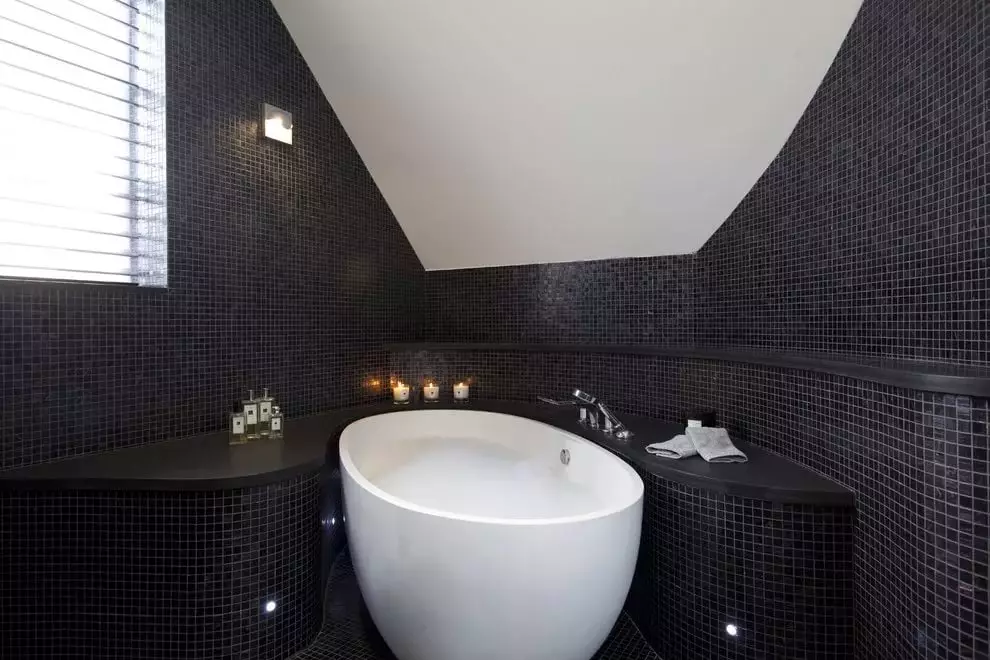 Tile mozaik za kopalnico (125 fotografij): Oblika prostora z mozaičnimi ploščicami na tleh, samolepilne ploščice v notranjosti, keramične in plastične, steklene ploščice in druge možnosti 21358_70