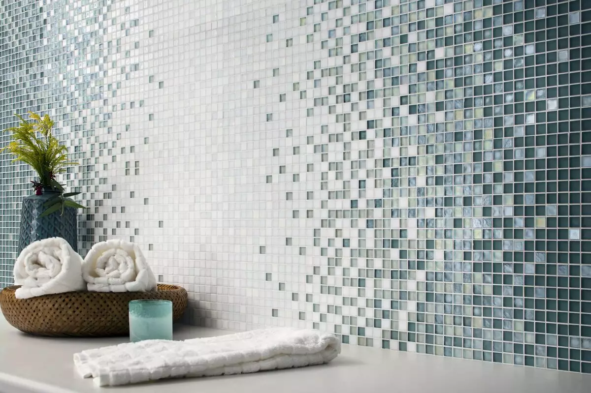 Tile mozaik za kopalnico (125 fotografij): Oblika prostora z mozaičnimi ploščicami na tleh, samolepilne ploščice v notranjosti, keramične in plastične, steklene ploščice in druge možnosti 21358_72
