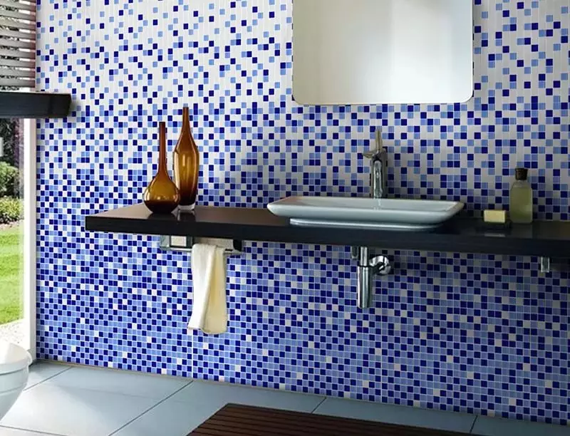 Tile mozaik za kopalnico (125 fotografij): Oblika prostora z mozaičnimi ploščicami na tleh, samolepilne ploščice v notranjosti, keramične in plastične, steklene ploščice in druge možnosti 21358_73