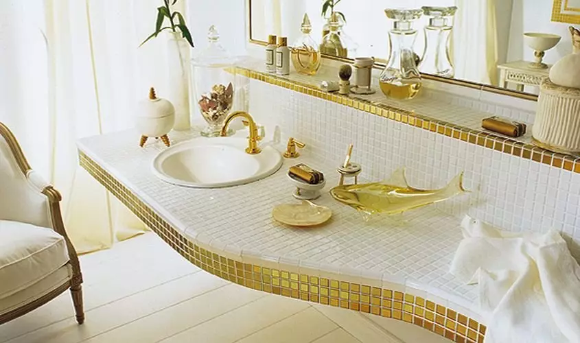Tile mozaik za kopalnico (125 fotografij): Oblika prostora z mozaičnimi ploščicami na tleh, samolepilne ploščice v notranjosti, keramične in plastične, steklene ploščice in druge možnosti 21358_76
