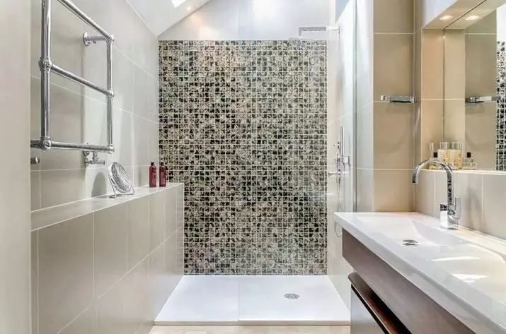 Tile mozaik za kopalnico (125 fotografij): Oblika prostora z mozaičnimi ploščicami na tleh, samolepilne ploščice v notranjosti, keramične in plastične, steklene ploščice in druge možnosti 21358_80
