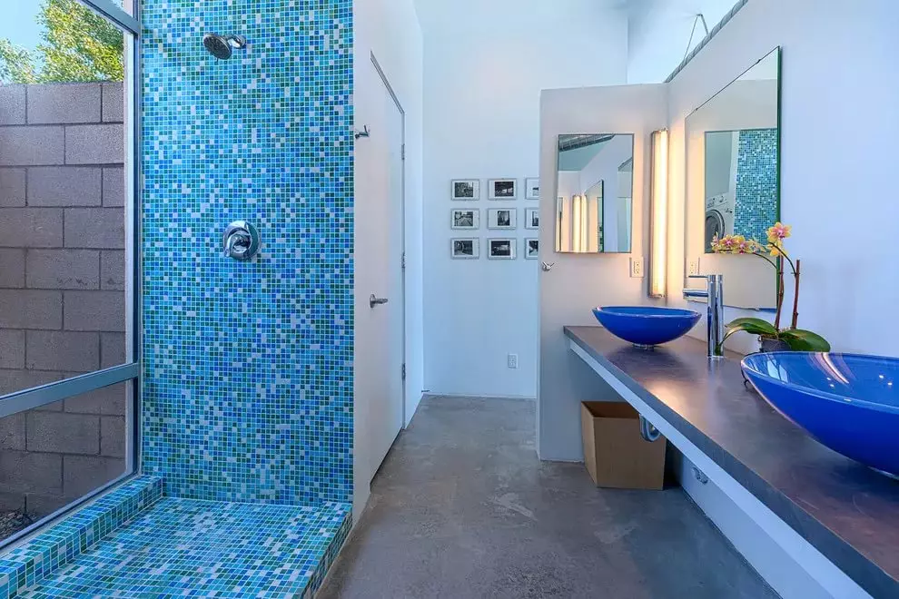 Tile mozaik za kopalnico (125 fotografij): Oblika prostora z mozaičnimi ploščicami na tleh, samolepilne ploščice v notranjosti, keramične in plastične, steklene ploščice in druge možnosti 21358_81