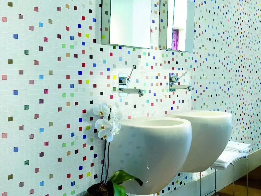 Tile mozaik za kopalnico (125 fotografij): Oblika prostora z mozaičnimi ploščicami na tleh, samolepilne ploščice v notranjosti, keramične in plastične, steklene ploščice in druge možnosti 21358_9