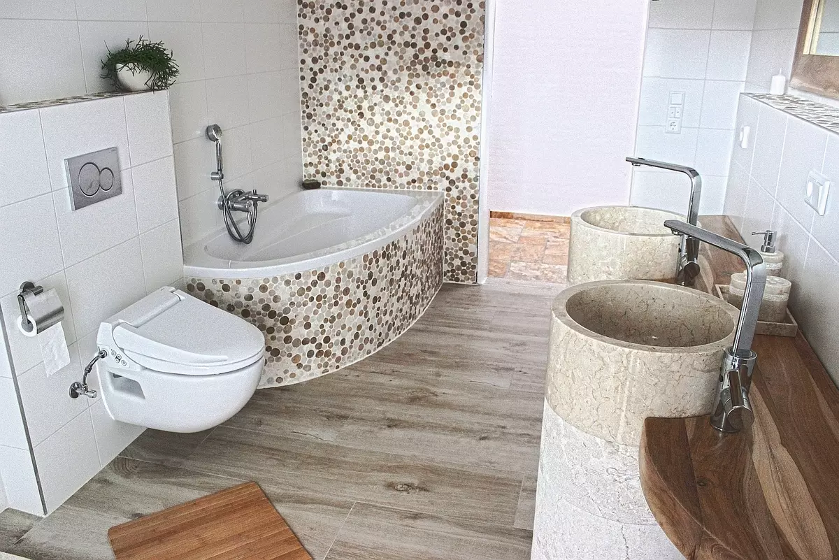 Tile mozaik za kopalnico (125 fotografij): Oblika prostora z mozaičnimi ploščicami na tleh, samolepilne ploščice v notranjosti, keramične in plastične, steklene ploščice in druge možnosti 21358_92