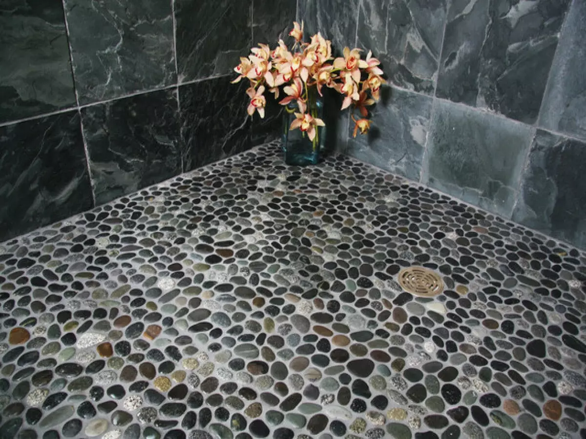 Tile mozaik za kopalnico (125 fotografij): Oblika prostora z mozaičnimi ploščicami na tleh, samolepilne ploščice v notranjosti, keramične in plastične, steklene ploščice in druge možnosti 21358_93