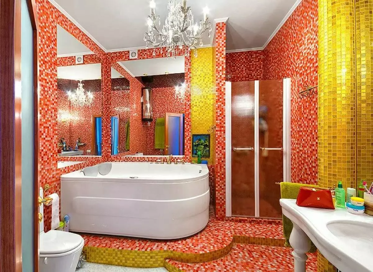 Мозаик плочица за купатило (125 фотографија): Дизајн соба са мозаичким плочицама на поду, самољепљиве плочице у унутрашњости, керамичким и пластичним, стакленим плочицама и другим опцијама 21358_96
