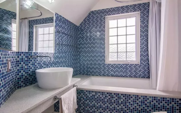 Tile mozaik za kopalnico (125 fotografij): Oblika prostora z mozaičnimi ploščicami na tleh, samolepilne ploščice v notranjosti, keramične in plastične, steklene ploščice in druge možnosti 21358_98