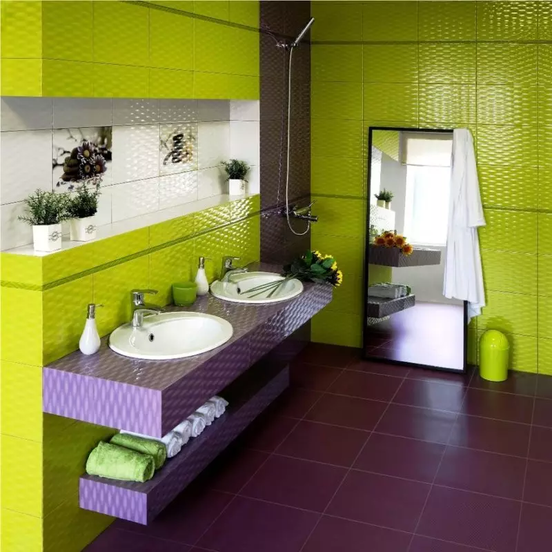 Telha verde para o banheiro (41 fotos): cerâmica e outras telhas escuras e luzes claras no banheiro. Design de telha no chão e nas paredes em tons verdes 21359_37
