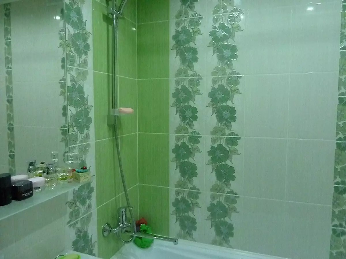 Отделка ванн зеленой с цветами плиткой
