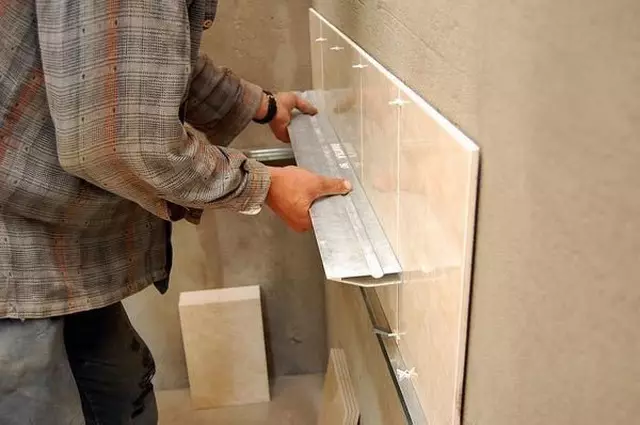 Panel z dlaždice v kúpeľni (79 fotografií): Prehľad panelu pre kúpeľňu z keramických dlaždíc a mozaikových, dlaždíc a mozaických panelov s morskými témami a inými 21368_69
