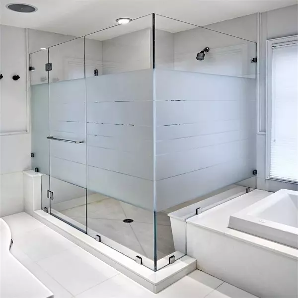 Partiții de sticlă pentru duș (60 de fotografii): Tipuri de garduri de duș din sticlă, din blocuri de sticlă și 90x90 cm, alegerea fitingurilor. Design de baie 21370_18