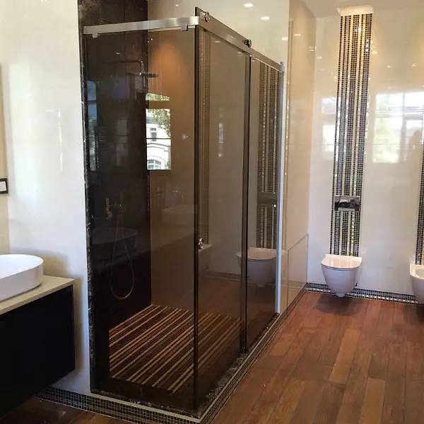 Partições de vidro para o chuveiro (60 fotos): Tipos de cercas de chuveiro de vidro, de blocos de vidro e 90x90 cm, escolha de acessórios. Design de banheiro. 21370_34