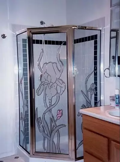 淋浴的玻璃隔板（60張）：玻璃淋浴圍欄的類型，來自玻璃塊和90x90厘米，配件的選擇。浴室設計 21370_37